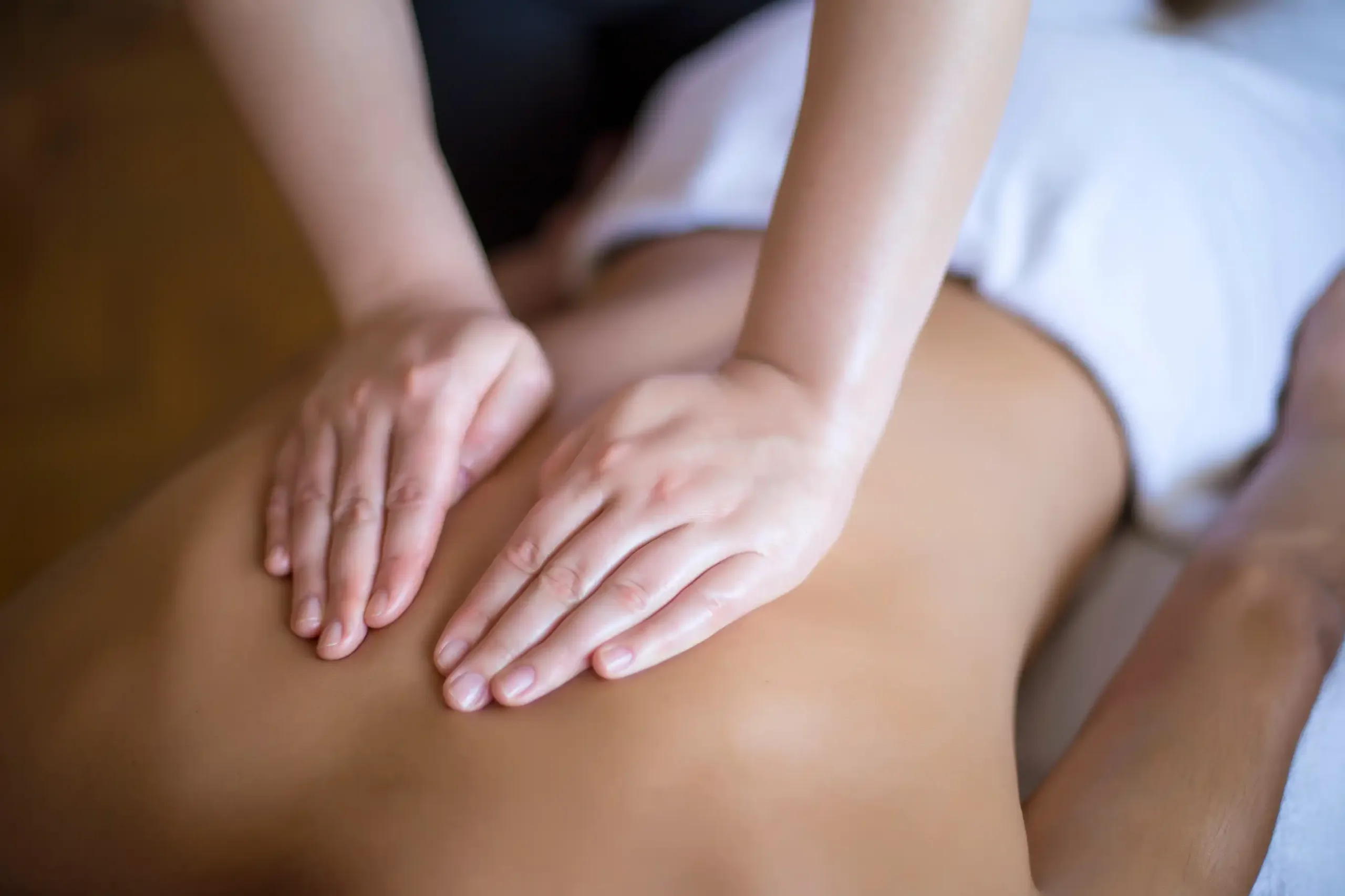 masaje terapéutico en la espalda como parte de un tratamiento de fisioterapia personalizado